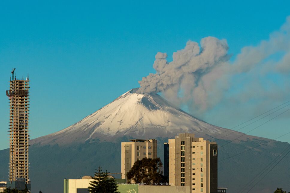 El volcán Popocatépetl amaneció activo y con una gran fumarola