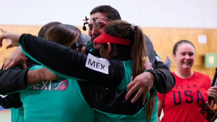 Alejandra Zavala festejando con su equipo de Tiro