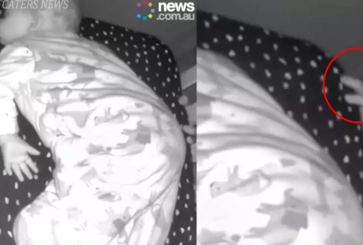 fantasma intenta tocar a bebé.jpg