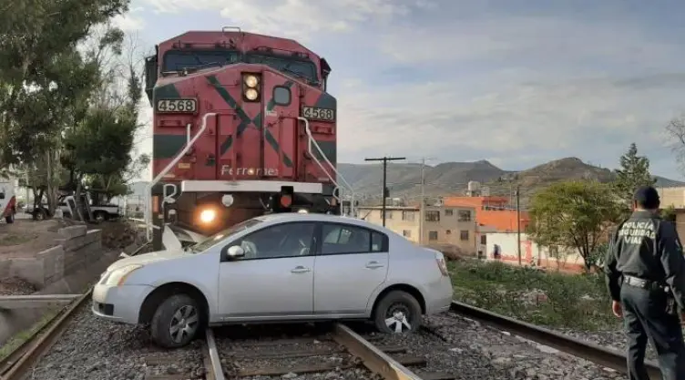 Tren arrastran 150 metros a vehículo con dos personas en Zacatecas
