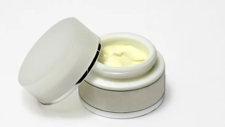La crema para quitar las manchas del sol de la piel