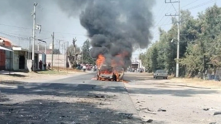 Explota camioneta en Santa Ana Xalmimilulco