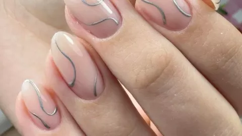 Uñas con líneas cromo