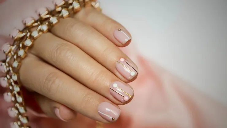 5 ideas de uñas muy cortas para una fiesta Diseños elegantes que estilizan.jpg
