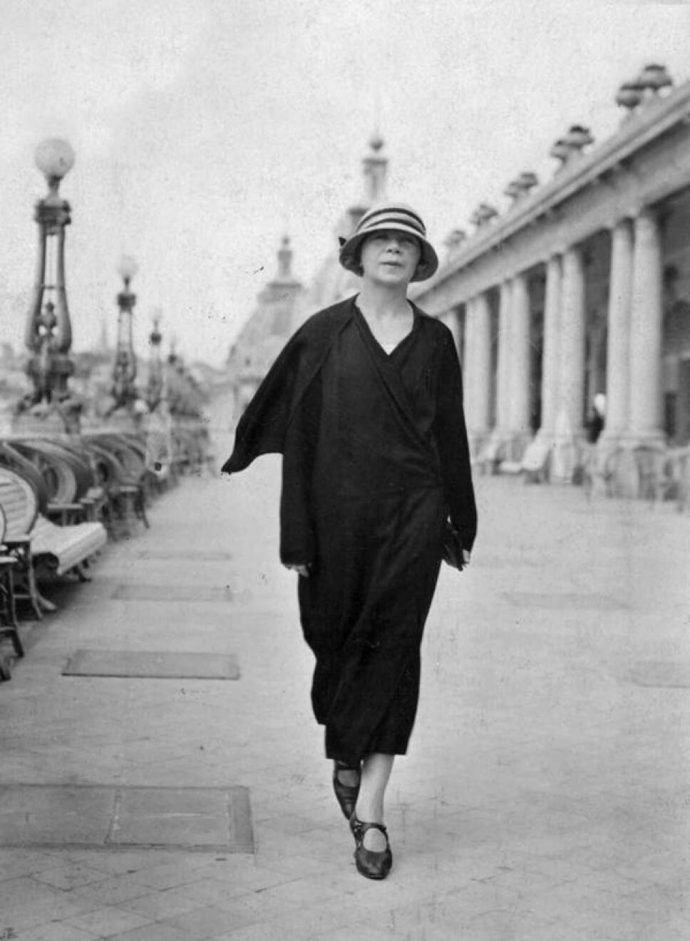 Alfonsina Storni caminando por la rambla de Mar del Plata..jpg