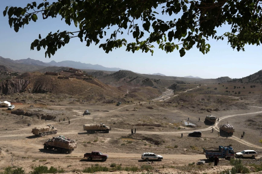 Los camiones que transportan ayuda se ven después del terremoto en Afganistán, el 25 de junio de 2022.