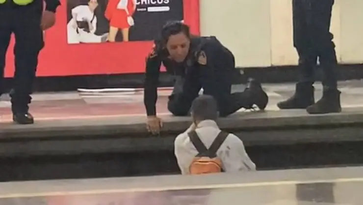 Policía ayuda a invidente