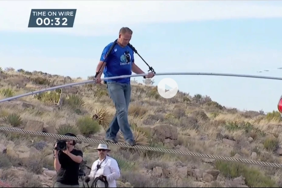 Wallenda, de 34 años, es un equilibrista de séptima generación y parte de la célebre familia circense “Flying Wallendas”, un clan que ha perdido miembros en sus peligrosas acrobacias