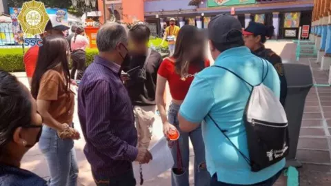 Localizan en Six Flags a adolescente desaparecida en Nuevo Le&oacute;n 