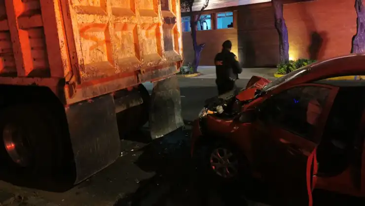 CAMIÓN DE VOLTEO CHOQUE MIENTRAS DORMÍA.jpeg