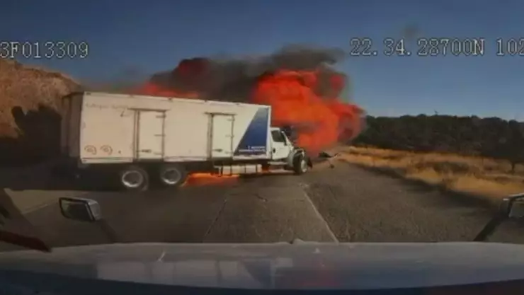 ¡IMPACTANTE! Captan fuerte accidente entre 5 tráilers en la carretera