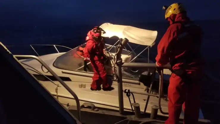Rescatan a 16 tripulantes de dos embarcaciones a la deriva