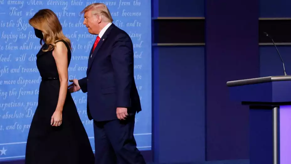 donald trump melania quita mano.jpg