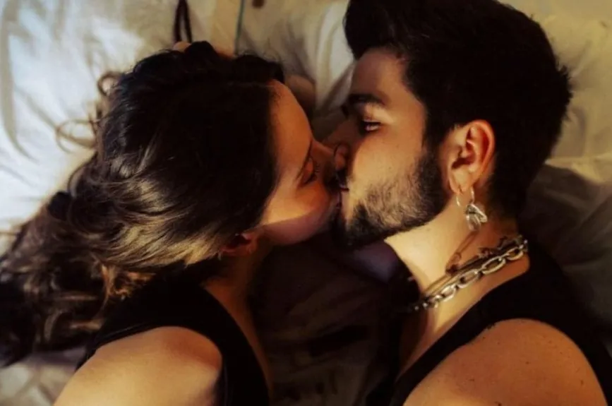 Camilo y Eva Luna Beso.jpg