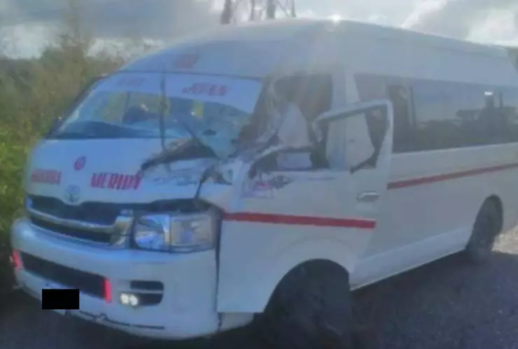 fuerte accidente combi caos vial