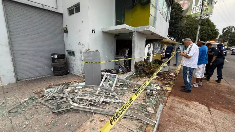 Vehículo se estrella contra establecimiento comercial en Boca del Río