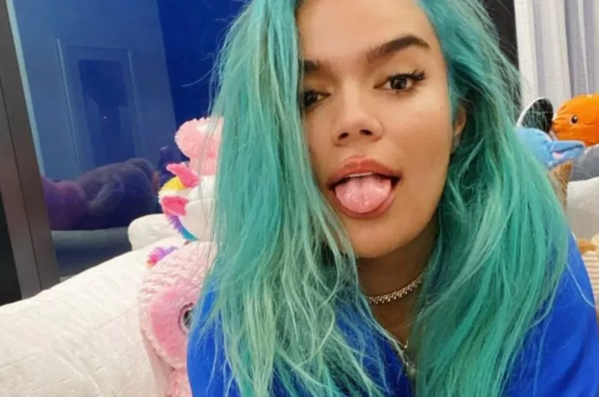 Karol G cabello azul.jpg