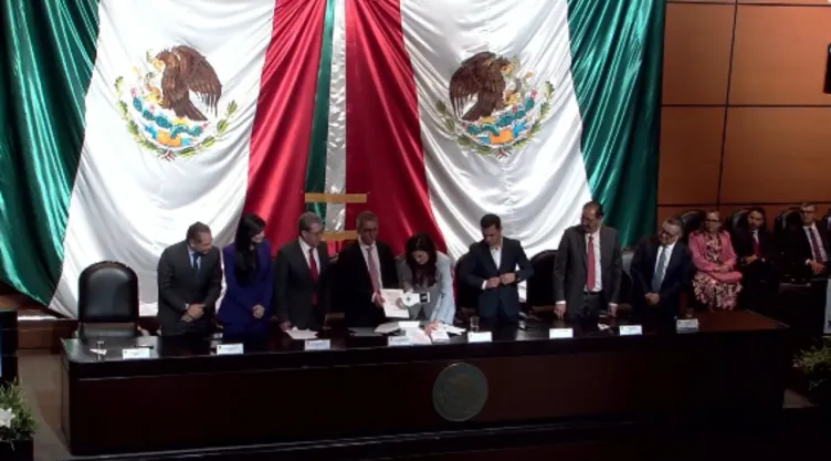 Diputados reciben paquete económico 2026 tras horas de retraso