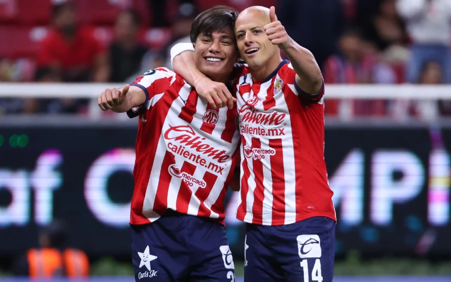 Chicharito celebra con Chivas