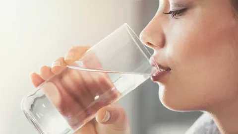 ¿Cómo limpiar las malas energías de tu casa con un vaso de agua?