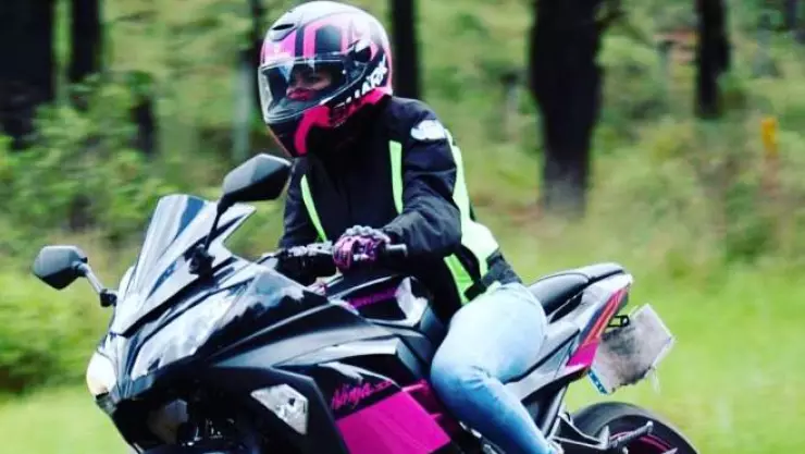 Mujeres en motocicleta