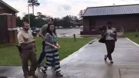 Mujer detenida por tener relaciones sexuales con su perro