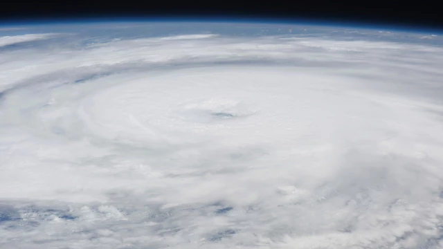 VIDEO: Así se ve el ojo del poderoso huracán Milton desde un avión cazatormentas