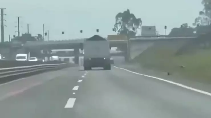 ¡Tragedia! Tráiler se queda SIN FRENOS y causa fuerte accidente en transitada carretera; hay lesionados