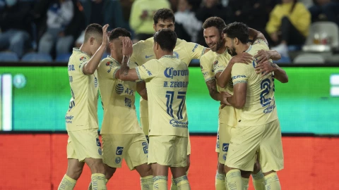 Jugadores del América celebrando un gol
