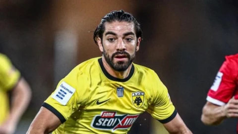 Actualmente Rodolfo Pizarro juega en el club A.E.K. Atenas FC de la Superliga de Grecia.