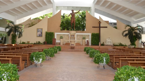 Azteca Quintana Roo Interior parroquia cristo resucitado zona hotelera cancún iglesia cristo resucitado.jpg