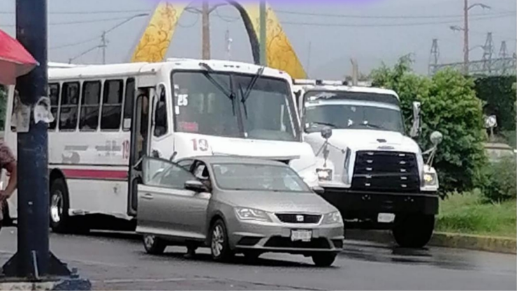 Accidente entre ruta y vehículo provoca tráfico en Paseo Cuauhnáhuac, Jiutepec.