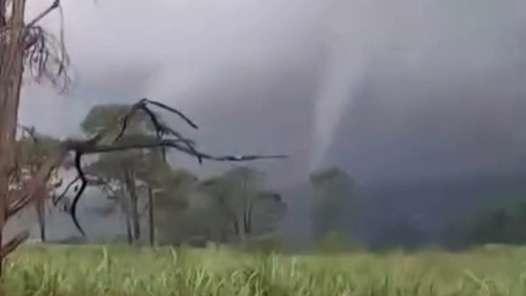 ¡De impacto! Tornado ‘pega’ en localidad de Colima