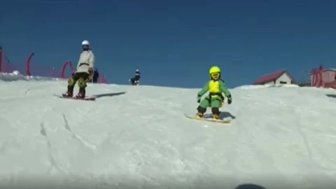 Niña china esquí snowboard