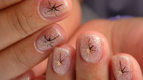 Uñas minimalistas con un punto de glitter