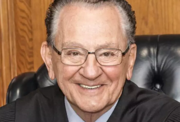 Frank Caprio murió a los 88 años. Descubre las razones de su popularidad mundial y cómo su estilo compasivo lo hizo único en la justicia de EU.