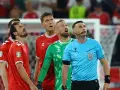 Jugadores daneses viendo la pantalla para la decisión del VAR.jpg