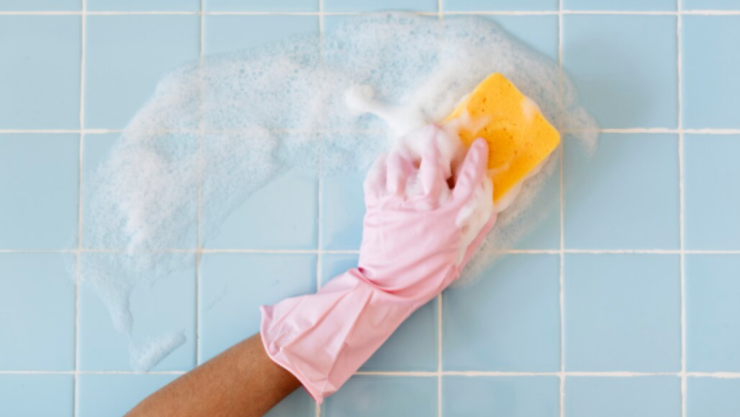 /estilo-de-vida/truco-casero-devolverle-brillo-azulejos-baño