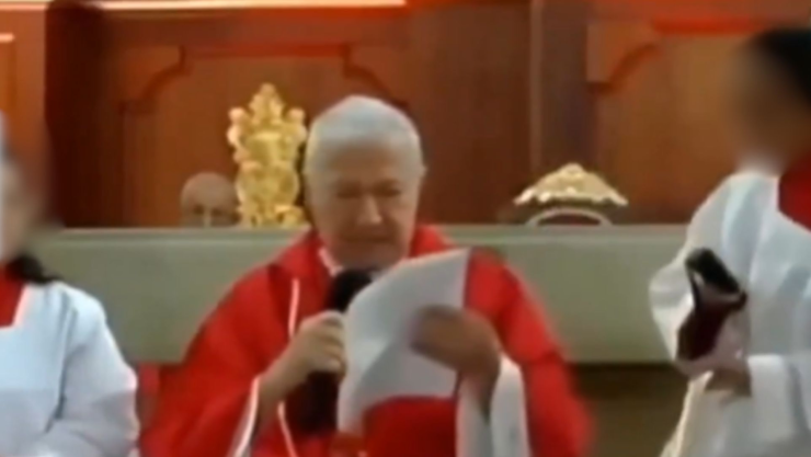 Sacerdote regaña a monaguilla video viral