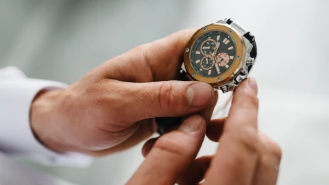 Hombre ajusta su reloj por el regreso del horario de verano