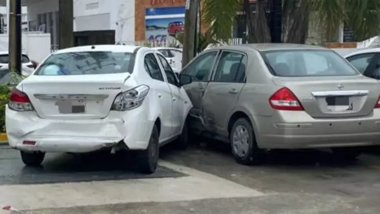 Accidente entre 3 vehículos en Blvd. Colosio de Cancún hoy, 21 de enero de 2025.jpg