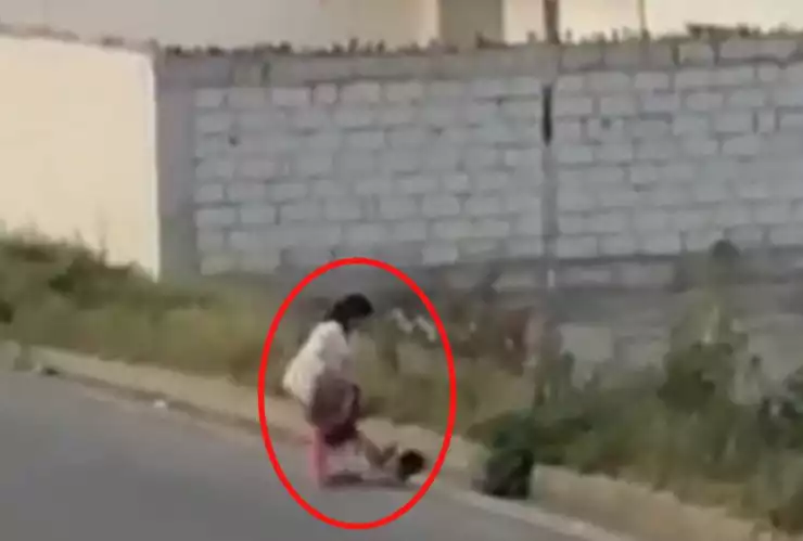 Detienen a madre por patear a su hijo de dos años