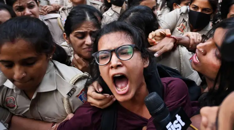 Manifestación en India por la renuncia del jefe electoral.