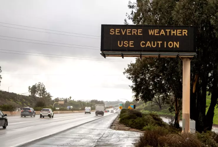 Un cartel de advertencia de lluvia en California.