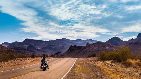 una motocicleta recorre la ic&oacute;nica Ruta 66