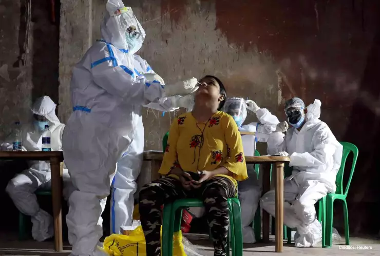 jóvenes disfrazados doctores covid-19.jpg