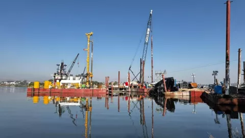 En plena noche, se desplomó una grúa en el Puente de la Panga en Puebla: ¿Hay lesionados?