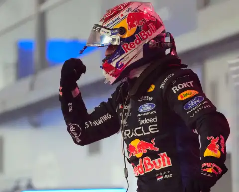 Max Verstappen celebra tras ganar el Gran Premio de Singapur.