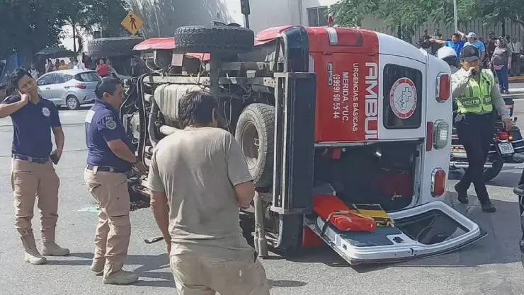 Último momento_ Fuerte accidente entre dos ambulancias deja varios lesionados en Mérida