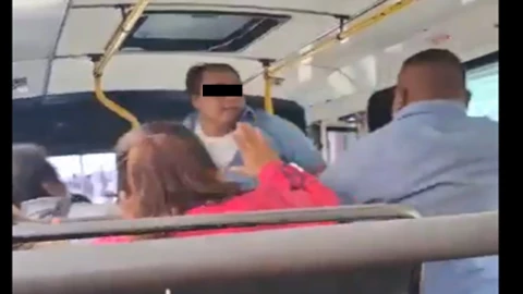 Dos choferes se agarran a golpes en plena ruta en Puebla